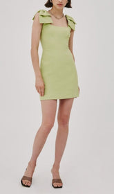 MINIKLEID MIT ECKIGEM AUSSCHNITT UND SCHLEIFE IN GRÜN